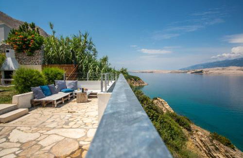 A White Cliffside Studio - Photo 5