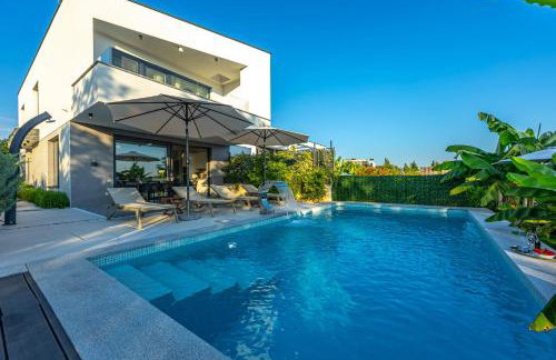 Luxury White Sails Villas with a Multi Sport Court and Sea View - Photo 48