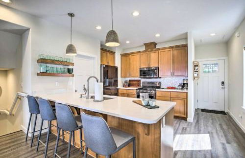 The Moby House Coastal Retreat with Ocean Views & Hot Tub - Foto 10