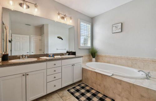 Tampa Private Large House, Game Room & Backyard - Sleeps 12, 4bdr, 3bth, Quiet Community, Near Everything in Tampa & St Pete - Foto 54