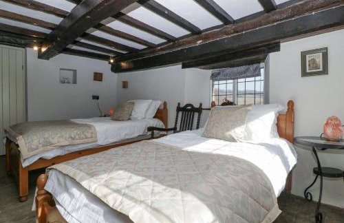 White Haywood Farmhouse - Photo 27