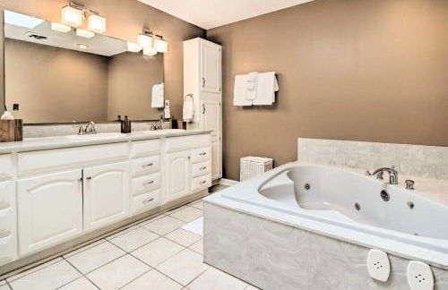 Deck with Fireplace Pet-Friendly Lake Lure Retreat - Foto 23