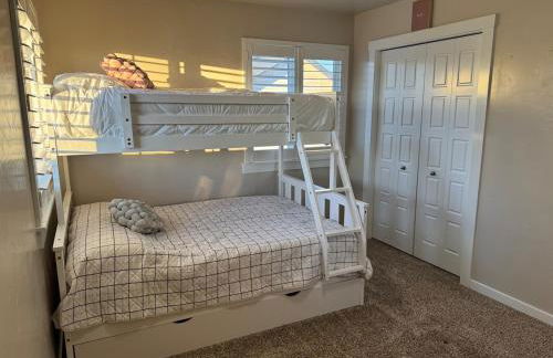 Spacious 4BR Retreat-Lush Garden - Foto 26