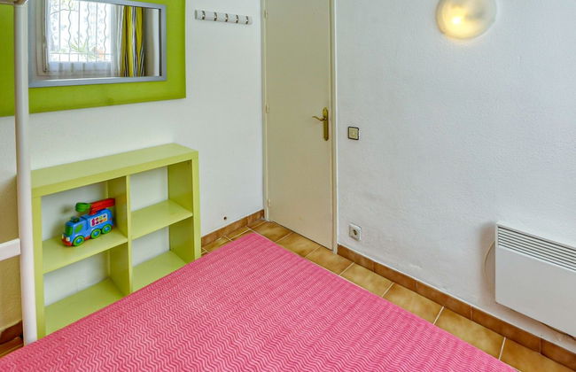 Apartment With Furnished Terrace - Photo 8