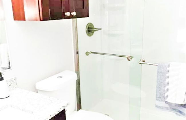 Private Bedroom Suite - Communal House near Integris Private - Photo 19