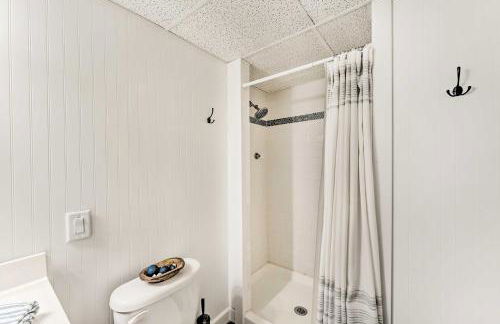 Airy Cottage Close to Rock Lake with Fire Pit! - Foto 23