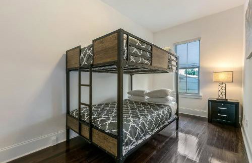 Spacious Loft-Style 3BR Townhouse by Hosteeva - Photo 28