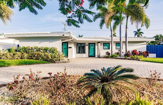 Modern Spacious Home With Pool Jacuzzi - Photo 40