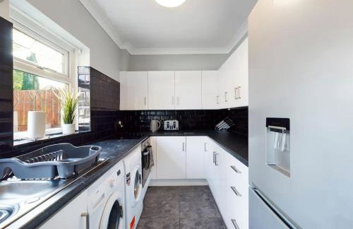 Stunning Family Home with Comfortable Surroundings by Our Home Short Stays ideally situated within Greater Manchester - Photo 5