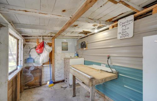 Stone Lake Cabin with Private Deck and Fire Pit! - Foto 28