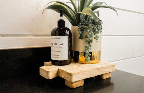 NEW Farmhouse-Chic Cabin with Hot Tub & Firepit - Foto 26