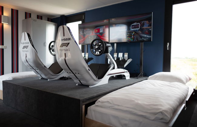 Modern, Trendy F1 Theme Lodge, Near the Sea - Foto 7