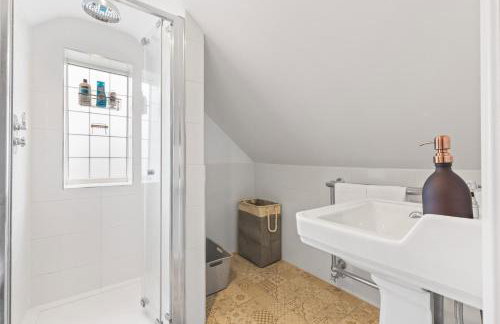 Modern Serenity in Langley Vale - Photo 9