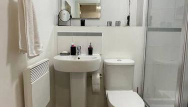 Cityfront Modern Apt Near City Centre/Etihad, Free Parking - Foto 4, towels, Shower