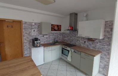 Modernes Appartement 5 km von Erfurt, mit Kaffeevollautomat, TV, WLAN, Boxspringbett, Schlafsofa und Einkaufsmöglichkeiten, sehr gute Anbindung zur A71 und A4, kostenloser öff Parkplatz für PKW und Transporter - Foto 9