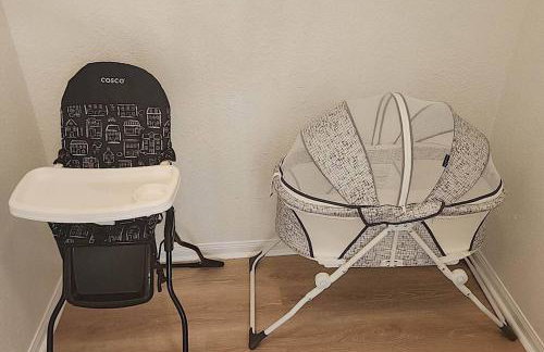 Bring the Crew! 4BR Luxe Pad, Backyard Magic & City at Your Door - Foto 38