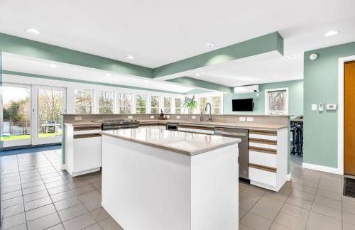 Maine Pondfront Home Sleeps 22 - Pool & Hot Tub - Photo 12