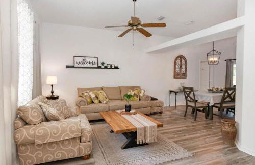 Spacious Luxury Pool Home Oasis - 8mi to Airport - Foto 3