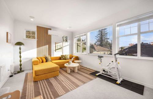 Rare 2BR Modern Urban Escape Free Parking - Foto 7