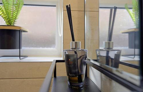 Comfortable 3-Bed Home - Driveway Parking - Foto 14