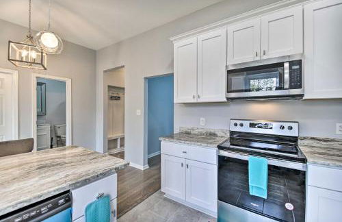 Bright Norfolk Home with Deck Less Than 3 Mi to Town! - Foto 11