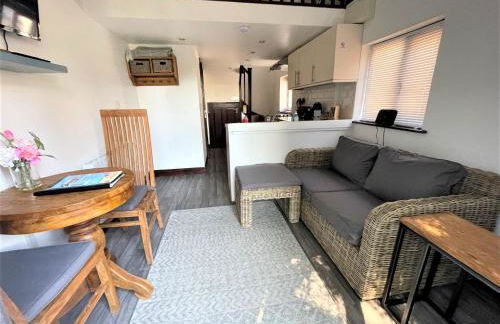 The Stables - Detached Cottage with Private Garden & Hot Tub - Foto 7