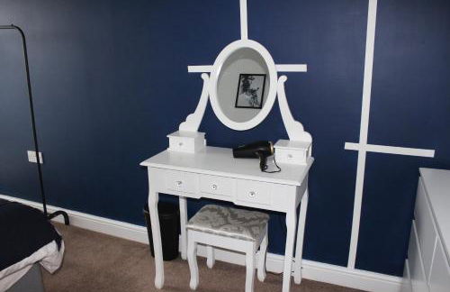 RestWorkPlayShortStays apartment, free parking and wifi, perfect for contractors, near to i54 park and city centre - Foto 17