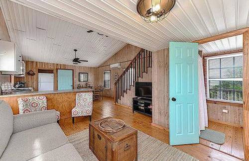 Shipwrecked Shack Waterfront House Boat on Land - Foto 8