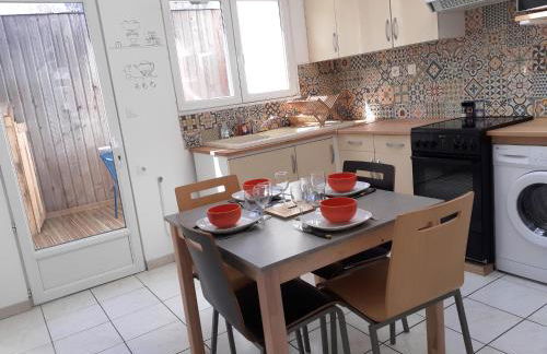 L'artistique, 4 lits, 2 chambres, stationnement gratuit, spacieux, atypique - Photo 4