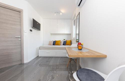 New Studio for 2, Free Private Garage Spot, Wi-Fi, 200 m from Mall of Split - Foto 1