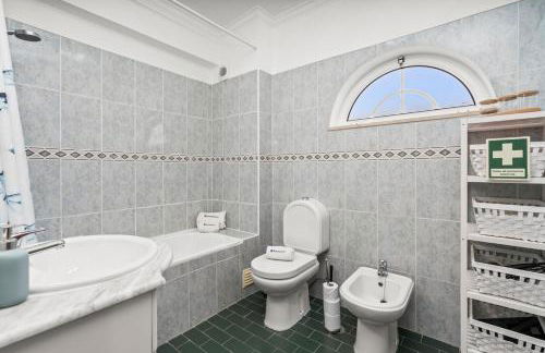 Elegant Flat with Pool & Balcony by HostWise - Foto 20