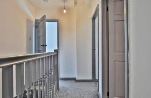 Freckleton House in Town Centre, near Blackpool, Sleeps 6, Free Parking - By NMB Property - Photo 12