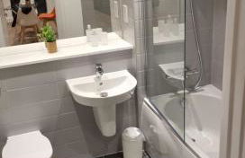 Balcony View Apt Free Parking Sleeps 5 - Foto 9