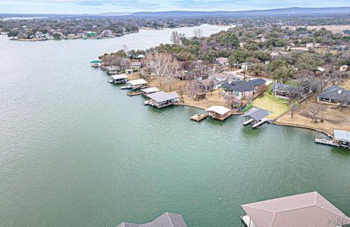 Lakefront Family Home for 12 w Picturesque Views & Patio - Foto 48