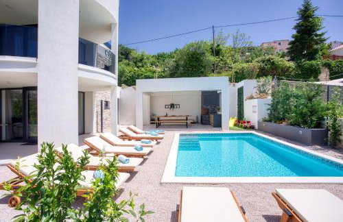 VILLA CVITA is a modern 5-bedroom villa with a Jacuzzi, a Gym and Finnish Sauna, a heated pool, and amazing views - Foto 4