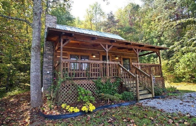 Leave the stress behind!- private hot tub, pet and motorcycle friendly, let peace and nature surround you! 2 Bedroom Home by RedAwning - Foto 1