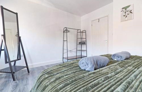 Comfy 4 Bed, Sleeps 8, fast WIFI, Contractor friendly - Foto 9