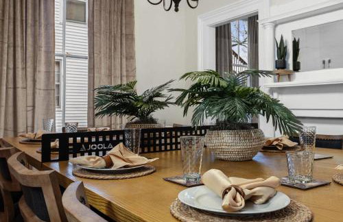 Bourbon-themed home w arcade & hot tub for groups - Foto 39