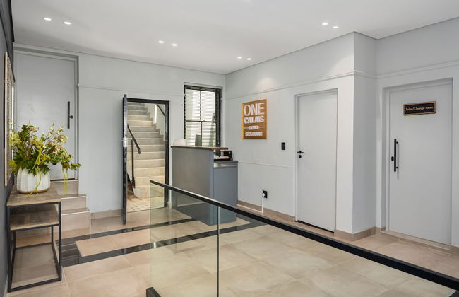 One Calais Luxury Apartments - Photo 2