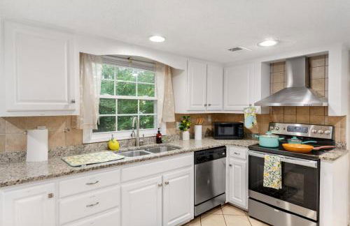 Spacious 4BR House Sleeps 9 Outdoor Lounge with Fire Pit plus Games - Foto 40