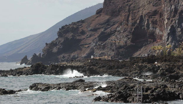 Contemplando el paisaje volcánico desde el mar