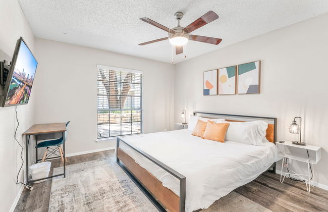 Soco 2BR Comfy Suite w Pool King bed Fast Wifi - Photo 3