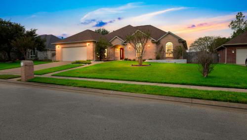 Luxury Home with Gourmet Kitchen - 3 Miles to A&M, Sleeps 14 - Foto 1, Garden view