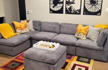 Luxe King Suite, Cozy Sectional, Gym, Pool, U of A - Photo 1