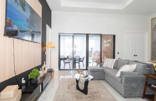 Designer Villa with Heated Pool, BBQ, Firepit, Ideal for Families & Groups - Photo 11