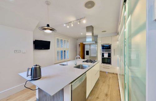 Stunning 4 Bedroom House in Old Windsor Perfect for Families & Groups - Foto 8