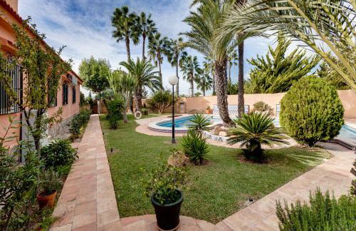 Charming Villa in Torrevieja with Private Pool - Foto 2