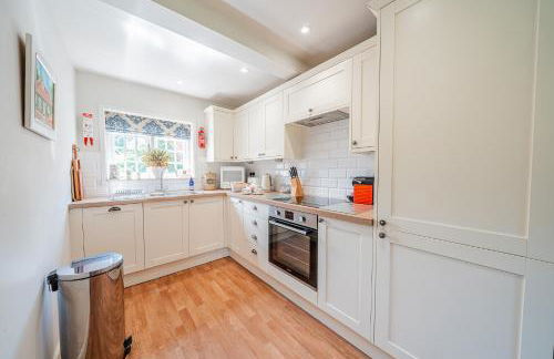 Beautiful Riverside Cottage with Large Garden, 2BR - Photo 3