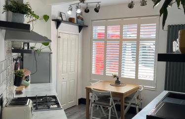 Hoole House- Recently decorated, bright and modern 2 bedroom house, close to Chester train station and the City Centre - Photo 24