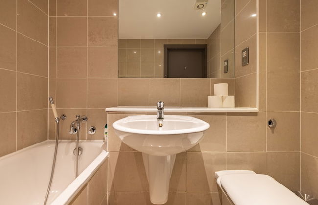 Spacious 2 Bed - Battersea High Street - Photo 28